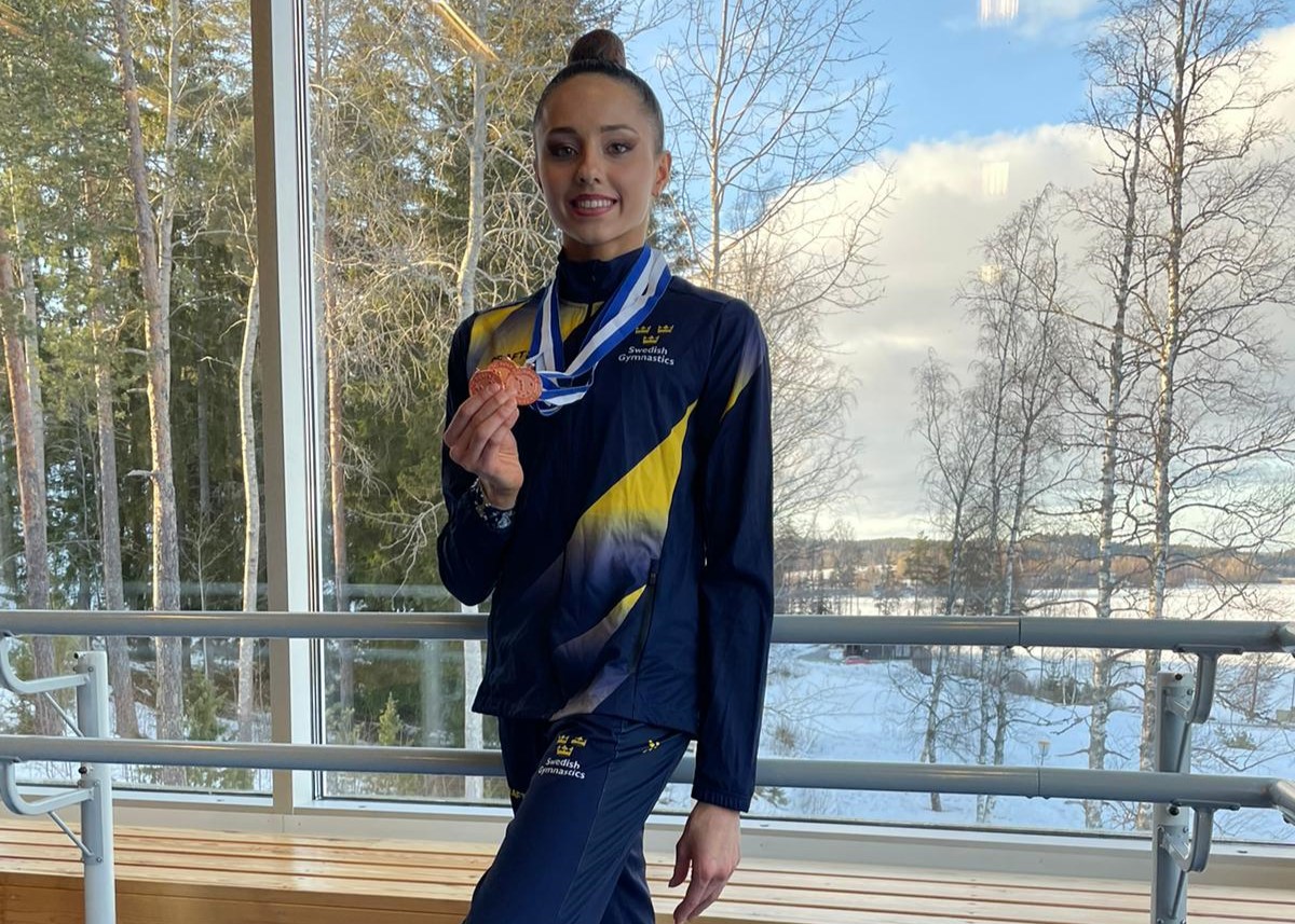 Elina Sheremey håller upp sina medaljer