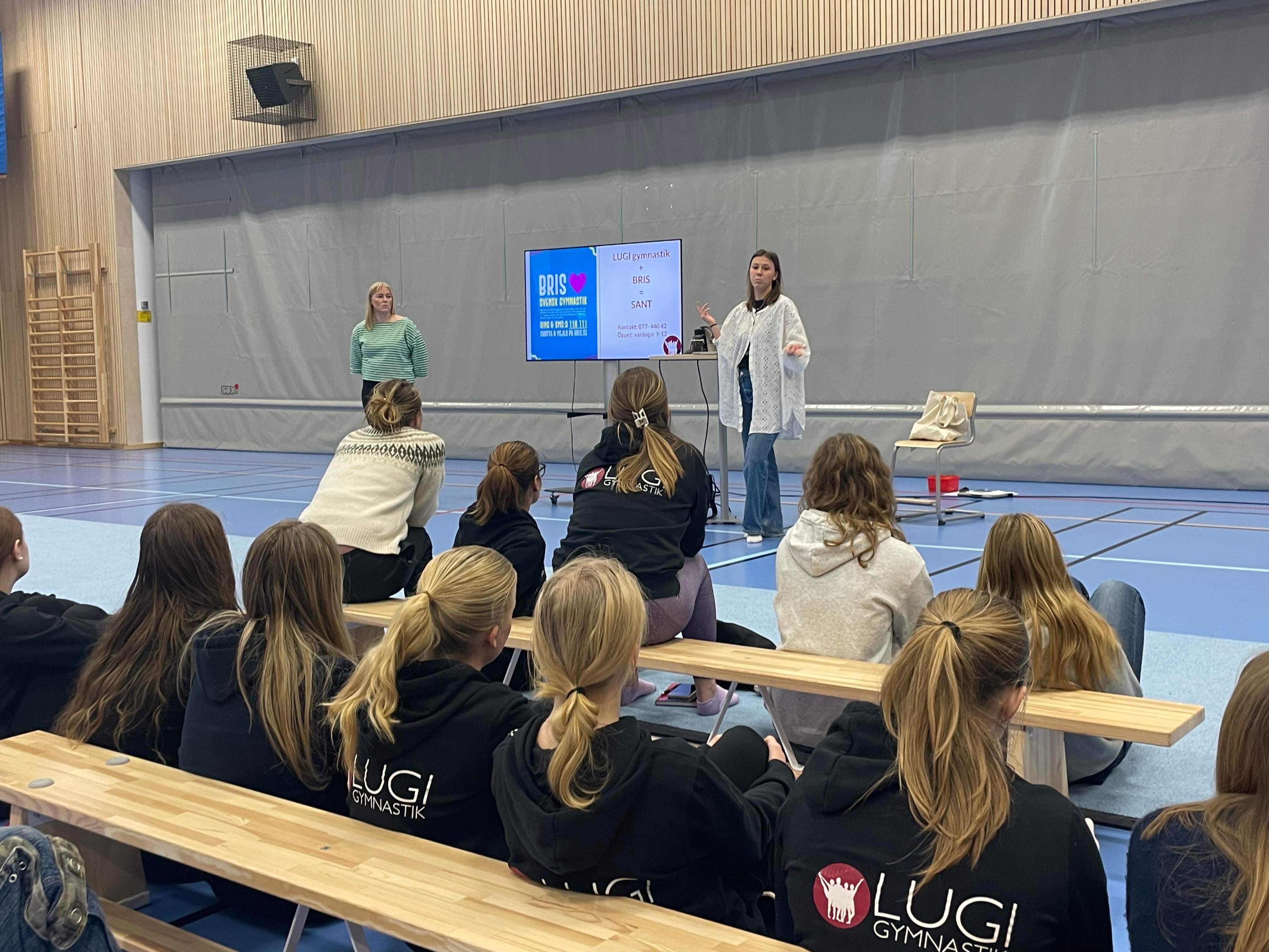 Volontärer från Bris pratar med ledare i Lugi Gymnastik